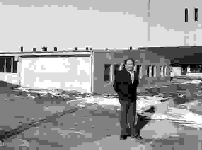 Børge Jensen in front of the new buildings in Tilst in 1976