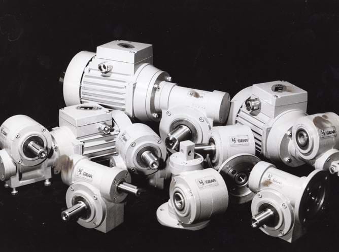 Black and white photo of several worm gears and motor