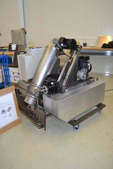 Machine with worm gear for cleaning lakes
